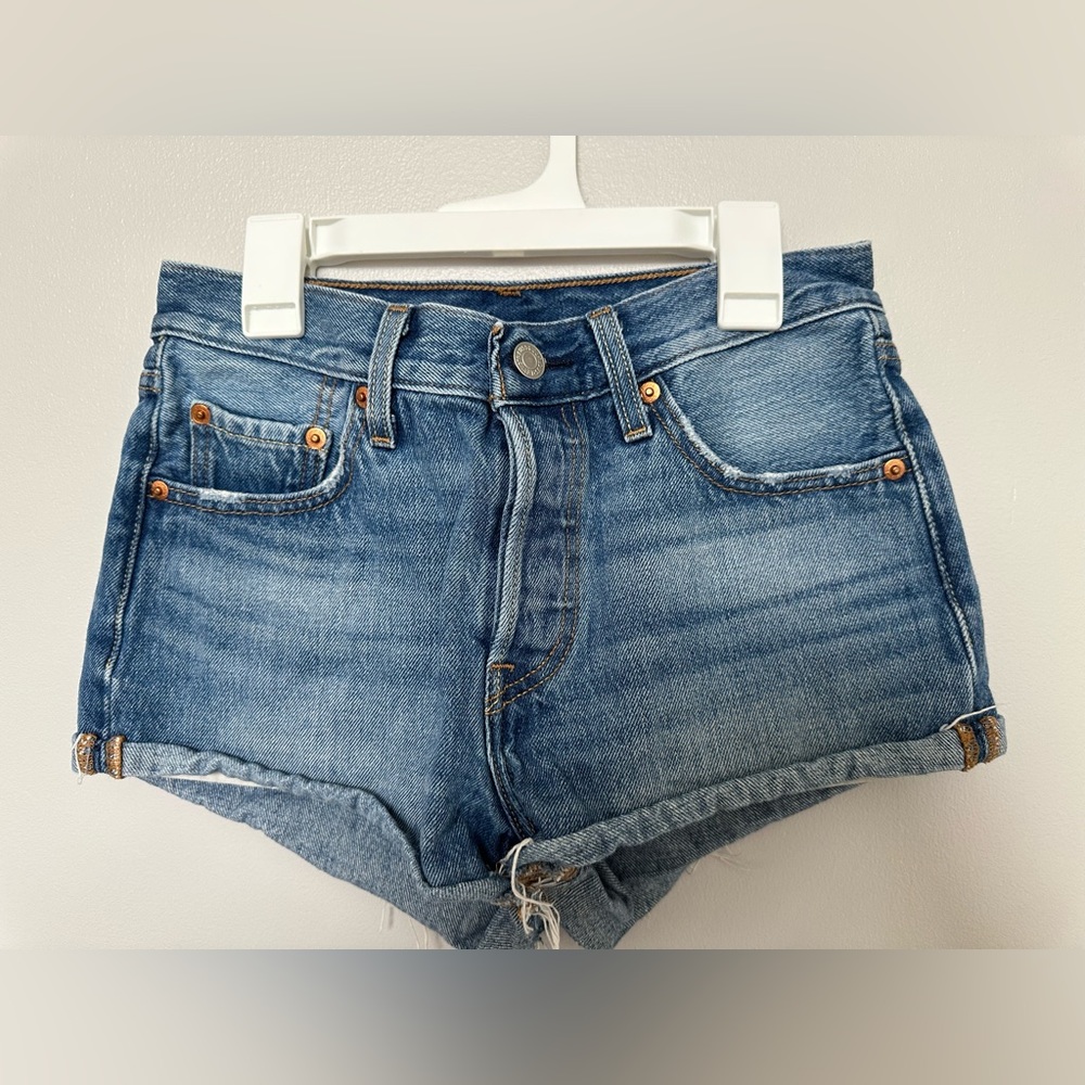 LEVIS SHORTS DARKER WASH ✨💖like new, gently used✨💖